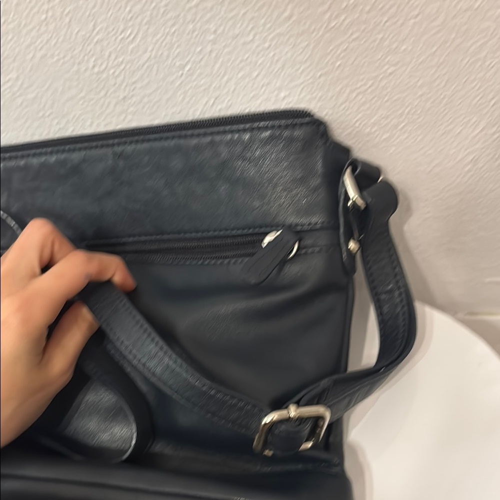 Giani Bernini Messenger Bag with Sleek Design - Picture 6 of 8